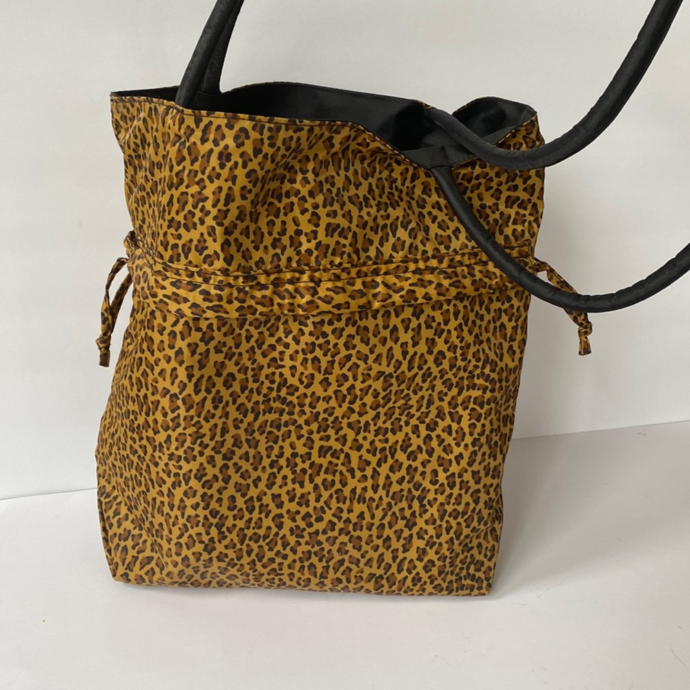 Sturdy drawstring leopard bag